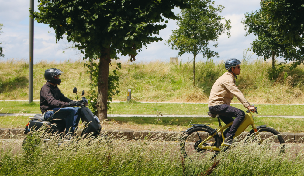 Een scooter en een speedpedelec