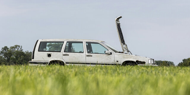 Een versleten wagen in een veld